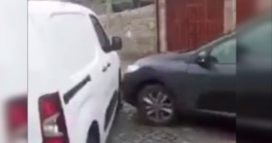 carro mal estacionado